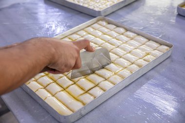 Baklava yapımı. Baklava tatlı hazırlama aşamaları. Şef geleneksel Baklava tatlısı yapıyor..
