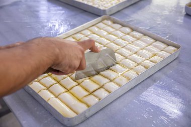 Baklava yapımı. Baklava tatlı hazırlama aşamaları. Şef geleneksel Baklava tatlısı yapıyor..