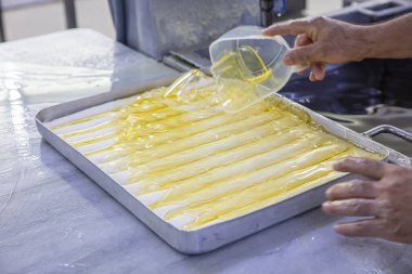 Baklava yapımı. Baklava tatlı hazırlama aşamaları. Şef geleneksel Baklava tatlısı yapıyor..