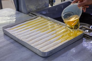 Baklava yapımı. Baklava tatlı hazırlama aşamaları. Şef geleneksel Baklava tatlısı yapıyor..