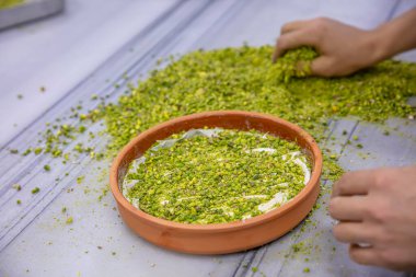 Baklava yapımı. Baklava tatlı hazırlama aşamaları. Şef geleneksel Baklava tatlısı yapıyor. Baklava yapımı sürecinden görüntüler, baklava 'nın en popüler tatlısı..