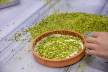 Baklava yapımı. Baklava tatlı hazırlama aşamaları. Şef geleneksel Baklava tatlısı yapıyor. Baklava yapımı sürecinden görüntüler, baklava 'nın en popüler tatlısı..