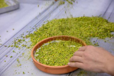 Baklava yapımı. Baklava tatlı hazırlama aşamaları. Şef geleneksel Baklava tatlısı yapıyor. Baklava yapımı sürecinden görüntüler, baklava 'nın en popüler tatlısı..