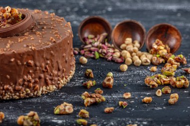 Çikolatalı doğum günü pastası ve kroquant. Yaş Kekleri Çikolatalı Karamelli Kekler. Güzelce tasarlanmış Sunum Hazırlanmış Doğum Günü Pastası.