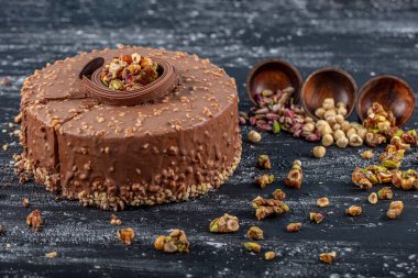 Çikolatalı doğum günü pastası ve kroquant. Yaş Kekleri Çikolatalı Karamelli Kekler. Güzelce tasarlanmış Sunum Hazırlanmış Doğum Günü Pastası.