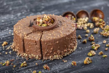 Çikolatalı doğum günü pastası ve kroquant. Yaş Kekleri Çikolatalı Karamelli Kekler. Güzelce tasarlanmış Sunum Hazırlanmış Doğum Günü Pastası.