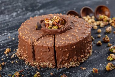 Çikolatalı doğum günü pastası ve kroquant. Yaş Kekleri Çikolatalı Karamelli Kekler. Güzelce tasarlanmış Sunum Hazırlanmış Doğum Günü Pastası.