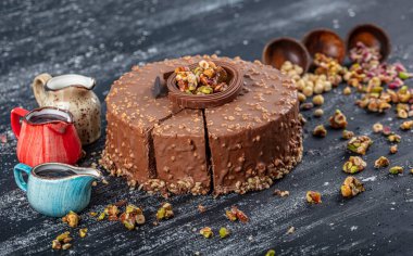 Çikolatalı doğum günü pastası ve kroquant. Yaş Kekleri Çikolatalı Karamelli Kekler. Güzelce tasarlanmış Sunum Hazırlanmış Doğum Günü Pastası.