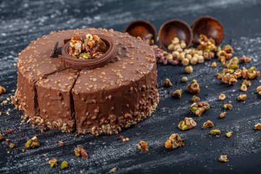 Çikolatalı doğum günü pastası ve kroquant. Yaş Kekleri Çikolatalı Karamelli Kekler. Güzelce tasarlanmış Sunum Hazırlanmış Doğum Günü Pastası.