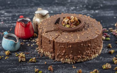 Çikolatalı doğum günü pastası ve kroquant. Yaş Kekleri Çikolatalı Karamelli Kekler. Güzelce tasarlanmış Sunum Hazırlanmış Doğum Günü Pastası.