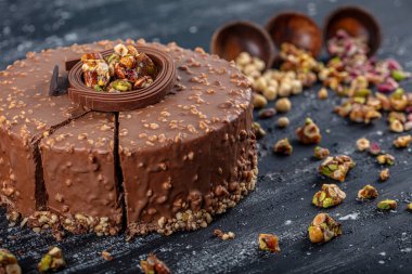 Çikolatalı doğum günü pastası ve kroquant. Yaş Kekleri Çikolatalı Karamelli Kekler. Güzelce tasarlanmış Sunum Hazırlanmış Doğum Günü Pastası.