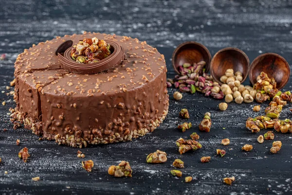 Çikolatalı doğum günü pastası ve kroquant. Yaş Kekleri Çikolatalı Karamelli Kekler. Güzelce tasarlanmış Sunum Hazırlanmış Doğum Günü Pastası.