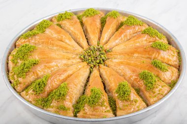 Tepside Havuç Dilim Baklava (Türkçe: Havuc Dilim Baklava). Gaziantep, Türkiye 'den geleneksel Baklava. Mermer zemin üzerinde şam fıstığı olan Baklava.