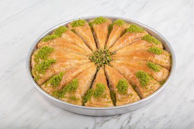 Tepside Havuç Dilim Baklava (Türkçe: Havuc Dilim Baklava). Gaziantep, Türkiye 'den geleneksel Baklava. Mermer zemin üzerinde şam fıstığı olan Baklava.