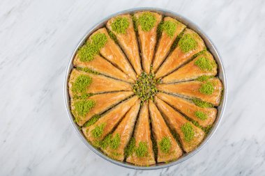 Tepside Havuç Dilim Baklava (Türkçe: Havuc Dilim Baklava). Gaziantep, Türkiye 'den geleneksel Baklava. Mermer zemin üzerinde şam fıstığı olan Baklava.