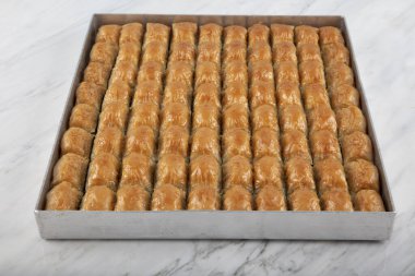 Lezzetli Türk fıstıklı baklava tatlısı. Geleneksel Türk tatlısı antep baklava şam fıstığı, ramazan ya da mermer zemin üzerinde bayram tatlısı..