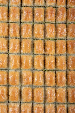 Lezzetli Türk fıstıklı baklava tatlısı. Geleneksel Türk tatlısı antep baklava şam fıstığı, ramazan ya da mermer zemin üzerinde bayram tatlısı..