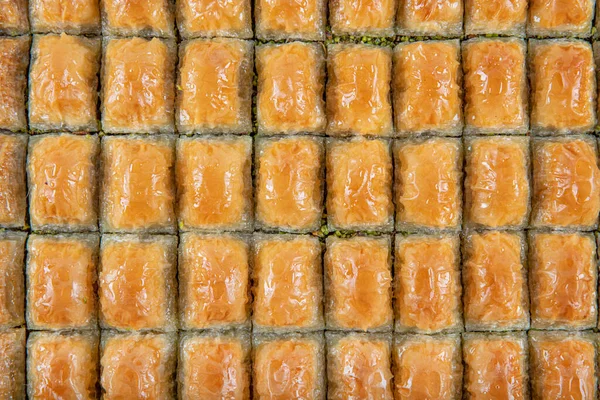 Lezzetli Türk fıstıklı baklava tatlısı. Geleneksel Türk tatlısı antep baklava şam fıstığı, ramazan ya da mermer zemin üzerinde bayram tatlısı..