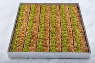 Lezzetli Türk fıstıklı baklava tatlısı. Geleneksel Türk tatlısı antep baklava şam fıstığı, ramazan ya da mermer zemin üzerinde bayram tatlısı..