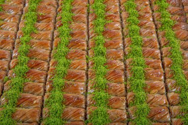 Lezzetli Türk fıstıklı baklava tatlısı. Geleneksel Türk tatlısı antep baklava şam fıstığı, ramazan ya da mermer zemin üzerinde bayram tatlısı..