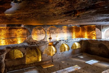 Antik Dara kentindeki 3 katlı galeri mezarlığındaki kemiklerin farklı dönemlerde yaşamış insanlara ait olduğu düşünülüyor..
