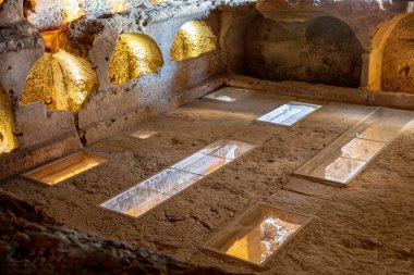 Antik Dara kentindeki 3 katlı galeri mezarlığındaki kemiklerin farklı dönemlerde yaşamış insanlara ait olduğu düşünülüyor..