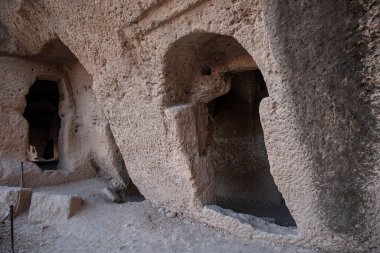 Antik Dara kentindeki 3 katlı galeri mezarlığındaki kemiklerin farklı dönemlerde yaşamış insanlara ait olduğu düşünülüyor..