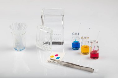 İnce katman kromatografi ekipmanları kavanoz, silis jeli, kılcal damar ve bileşikleri içerir. Kimya laboratuvarındaki bileşiklerin saflık analizinde kullanılan TLC yöntemi.