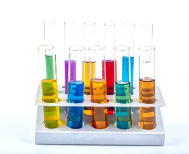Erlenmeyer, tüpler ve renkli sıvılar içeren ölçüm silindiri gibi cam laboratuvar malzemeleri. Bilim kimyası konsepti. Laboratuvar test tüpleri ve renkli sıvılarla dolu mataralar..