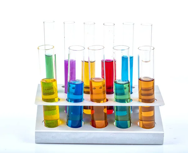 Glaslabormaterialien Wie Erlenmeyer Röhren Und Messzylinder Die Farbige Flüssigkeiten Enthalten — Stockfoto