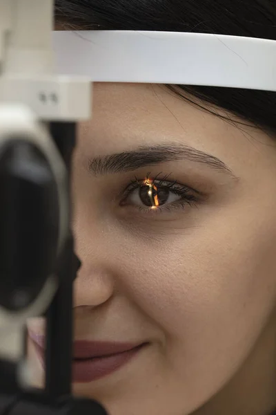 Male Doctor Ophthalmologist Checking Eye Vision Beautiful Young Woman Modern — Fotografia de Stock