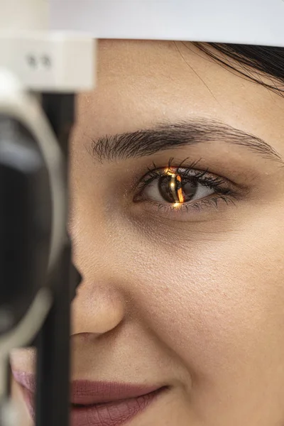 Αρσενικός Γιατρός Οφθαλμίατρος Ελέγχει Την Όραση Των Ματιών Της Όμορφης — Φωτογραφία Αρχείου