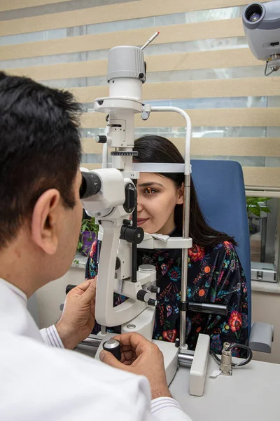 Lekarz Okulista Sprawdza Wzrok Pięknej Młodej Kobiety Nowoczesnej Klinice Lekarz — Zdjęcie stockowe