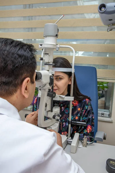 Lekarz Okulista Sprawdza Wzrok Pięknej Młodej Kobiety Nowoczesnej Klinice Lekarz — Zdjęcie stockowe