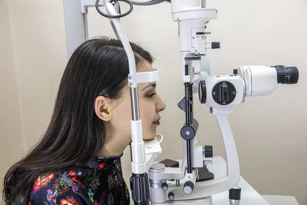 Paciente Diagnóstico Visión Gabinete Oculista Óptico Midiendo Vista Una Mujer —  Fotos de Stock
