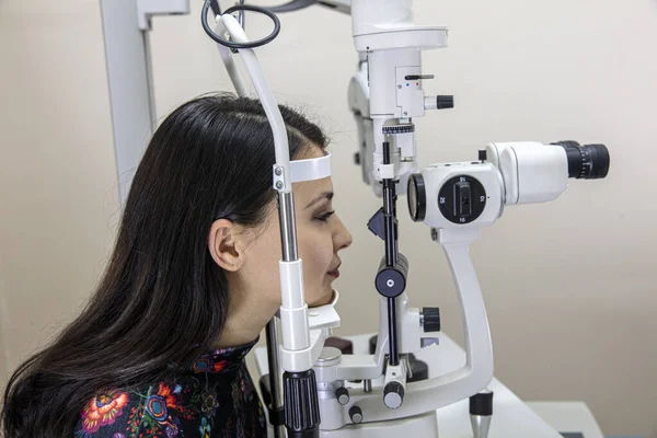 Pacient Diagnostice Zraku Okulační Kabinet Optik Měří Ženský Zrak Mladá — Stock fotografie