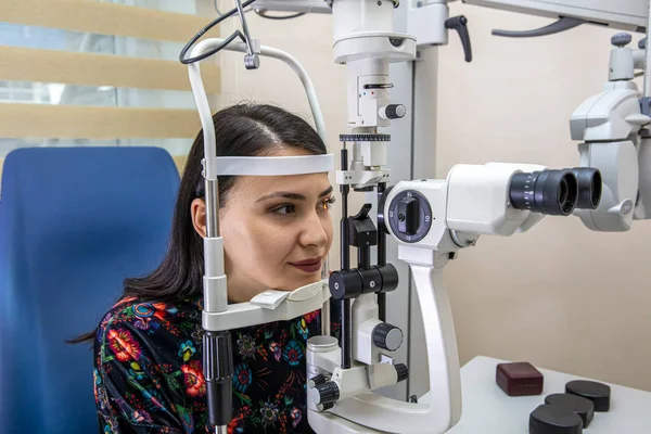 Pacient Diagnostice Zraku Okulační Kabinet Optik Měří Ženský Zrak Mladá — Stock fotografie