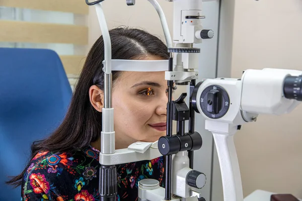 Paciente Diagnóstico Visión Gabinete Oculista Óptico Midiendo Vista Una Mujer —  Fotos de Stock