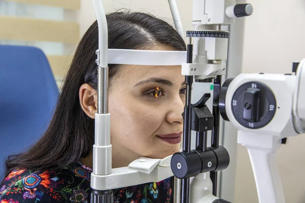 Pacjent Diagnostyce Wzroku Gabinet Okulisty Optyk Mierzący Kobiecy Wzrok Młoda — Zdjęcie stockowe