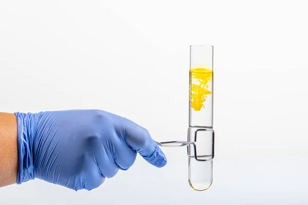 Σωλήνας Δοκιμής Κίτρινο Αντιδραστήριο Και Κοντινές Πιπέττες Χρωματιστό Υγρό Στο — Φωτογραφία Αρχείου