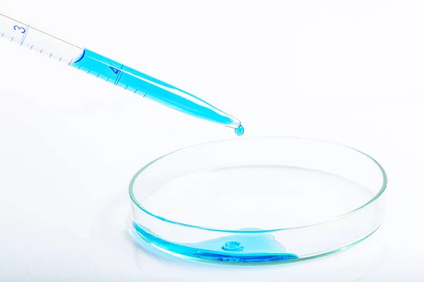 Laborpipette Gefüllt Mit Blauer Flüssigkeit Und Daraus Resultierender Chemischer Lösung — Stockfoto