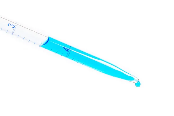 Laboratorní Pipeta Naplněná Modrou Tekutinou Výsledným Chemickým Roztokem Petriho Misce — Stock fotografie
