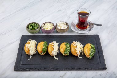 Dereotlu, maydanozlu, krem peynirli ve çedar peynirli Türk pastası. Türkçe adı: Sakalli Pogaca veya sacakli Pogaca. Türk Sacakli Sakalli veya mini peynirli sandviç, çörek.