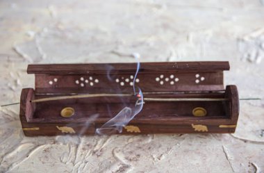 Meditasyon ve rahatlama için yanan tütsü dumanı çubuğu. Yoga konsepti için Aromaterapi dumanı. Asya tütsü çubuğu dumanla yanıyor, yakın..