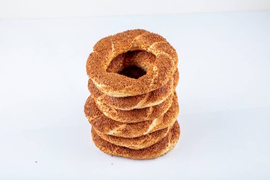 Türk simidi (simit, gevrek). Geleneksel Türk susamlı simit. Simit . Beyaz arkaplanda izole.