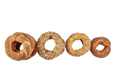 Türk simidi (simit, gevrek). Geleneksel Türk susamlı simit. Simit . Beyaz arkaplanda izole.