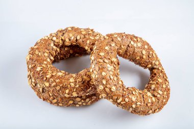 Türk simidi (simit, gevrek). Geleneksel Türk susamlı simit. Simit . Beyaz arkaplanda izole.