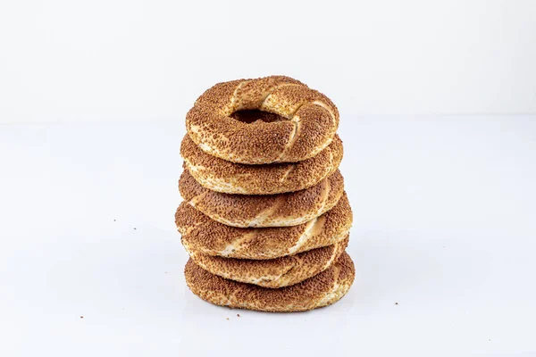 土耳其百吉饼 Simit Gevrek 土耳其传统芝麻面包圈 西密特因白人背景而被隔离 — 图库照片