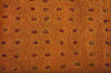 Fıstıkla süslenmiş bir tepside Türk Tatlısı Kadayif. Tatlıya Türk tatlısı serpiyor.