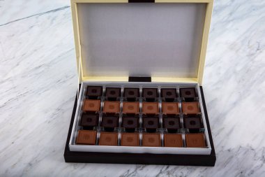 Madlen Çikolata, Kare Çikolata Paketi. Sütlü ve acı kare şeklinde çikolata Madlen, geometrik olarak tasarlandı. Şeker Şöleni veya herhangi bir festival kutlaması..